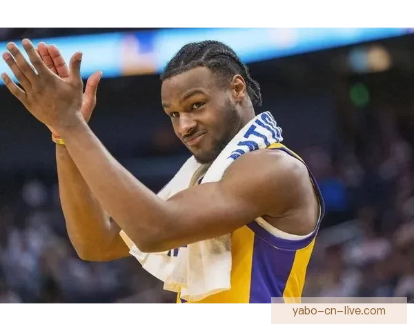 詹姆斯假传迷惑对手 布朗尼助攻艾顿完成震撼双手扣篮